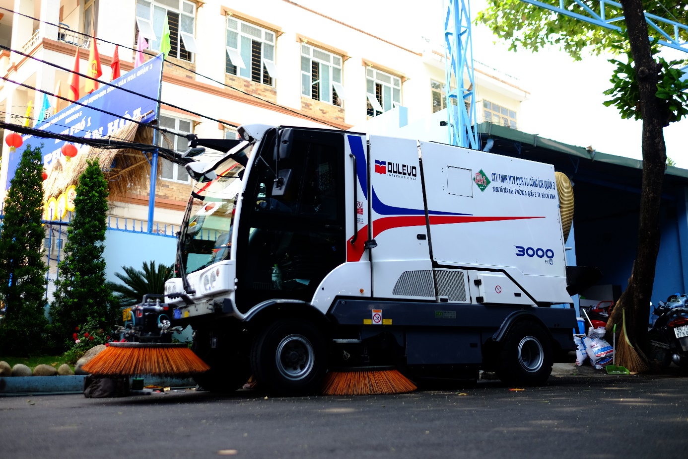 Lựa chọn xe quét đường cho nhà máy, bến cảng, kho bãi