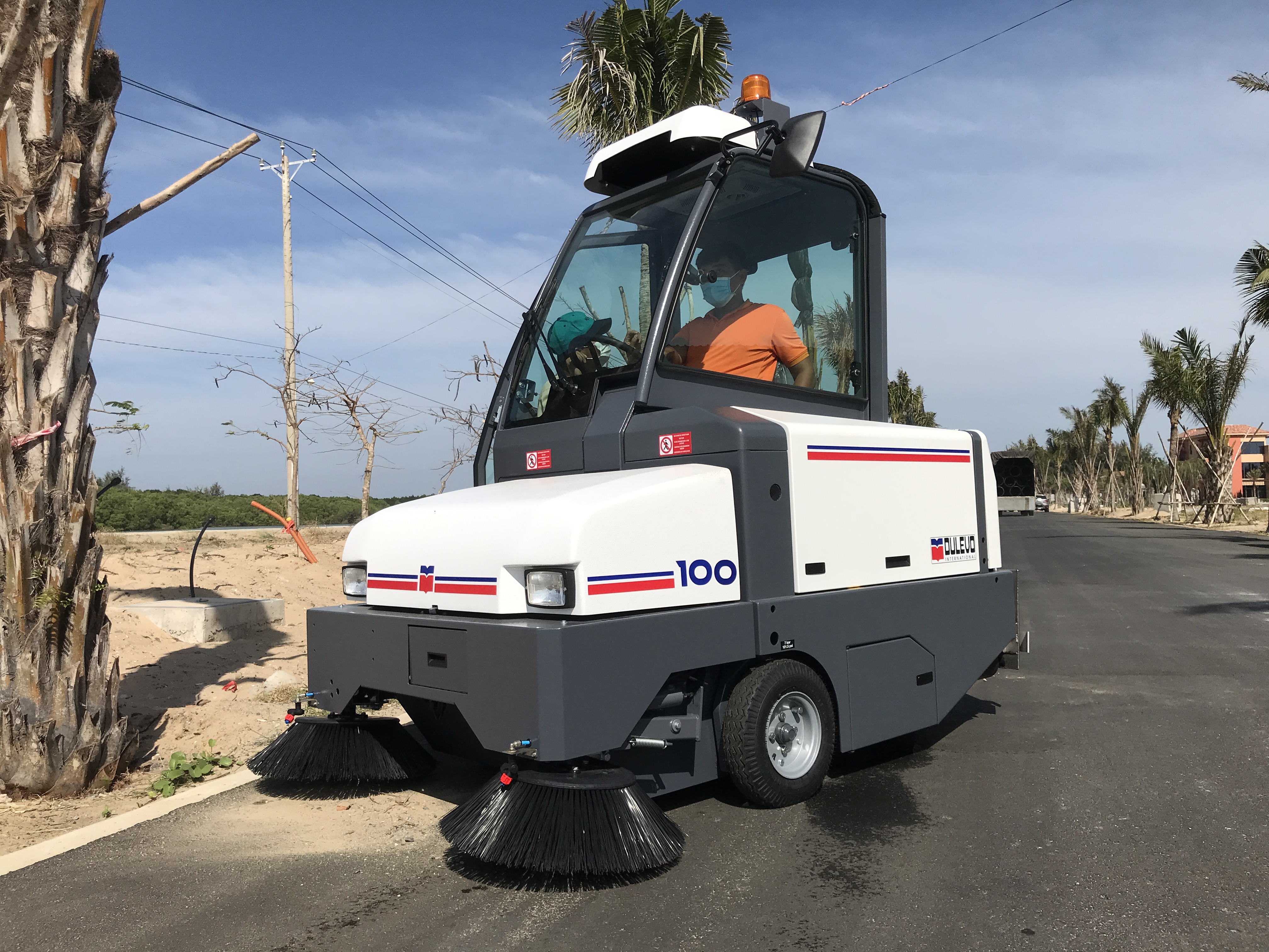 Bàn giao xe quét hút rác cho Nova World Hồ Tràm và Nova World Phan Thiết