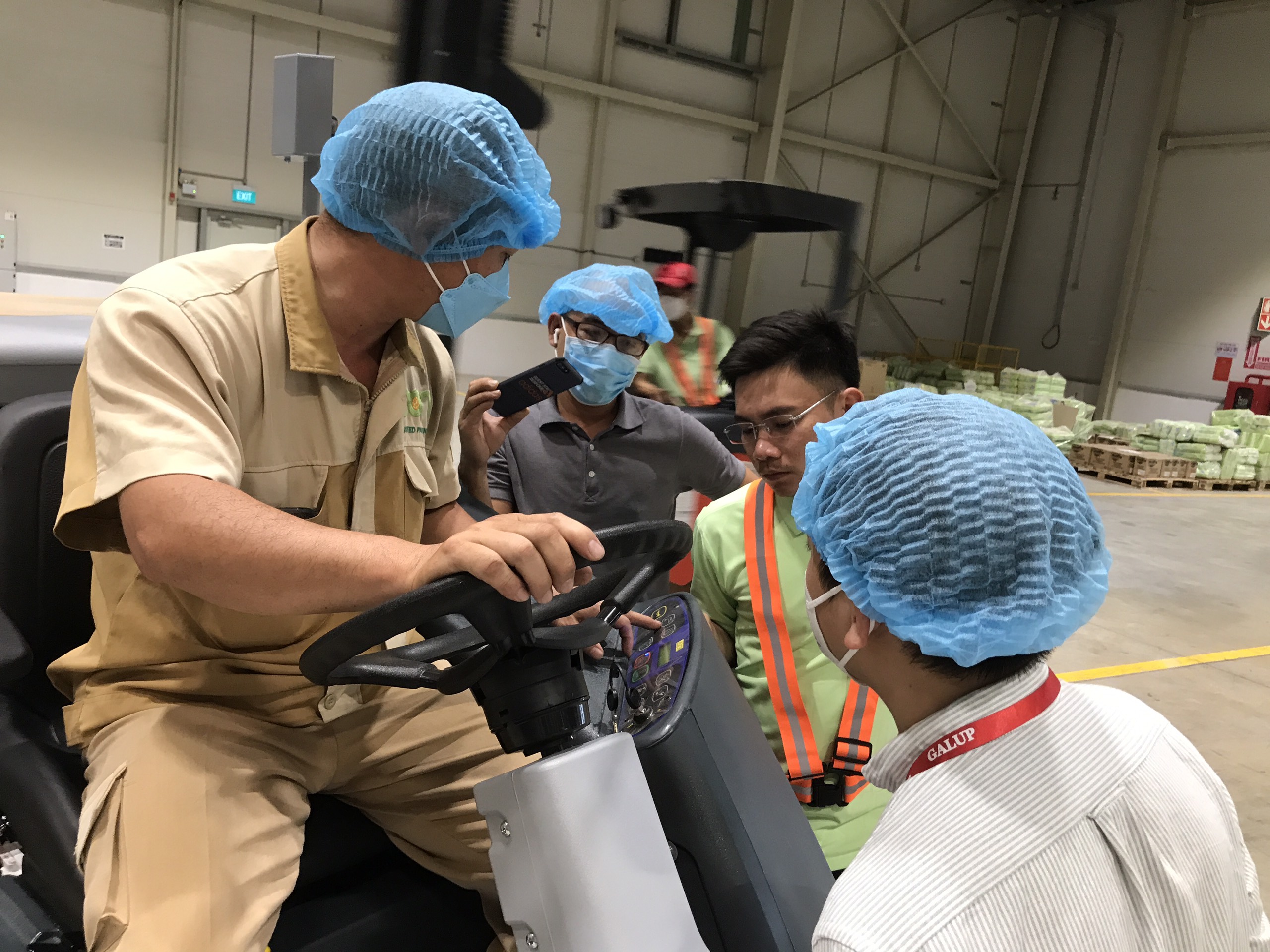 Bàn giao xe chà sàn liên hợp có lái Nilfisk SC6500 cho nhà máy Hyat