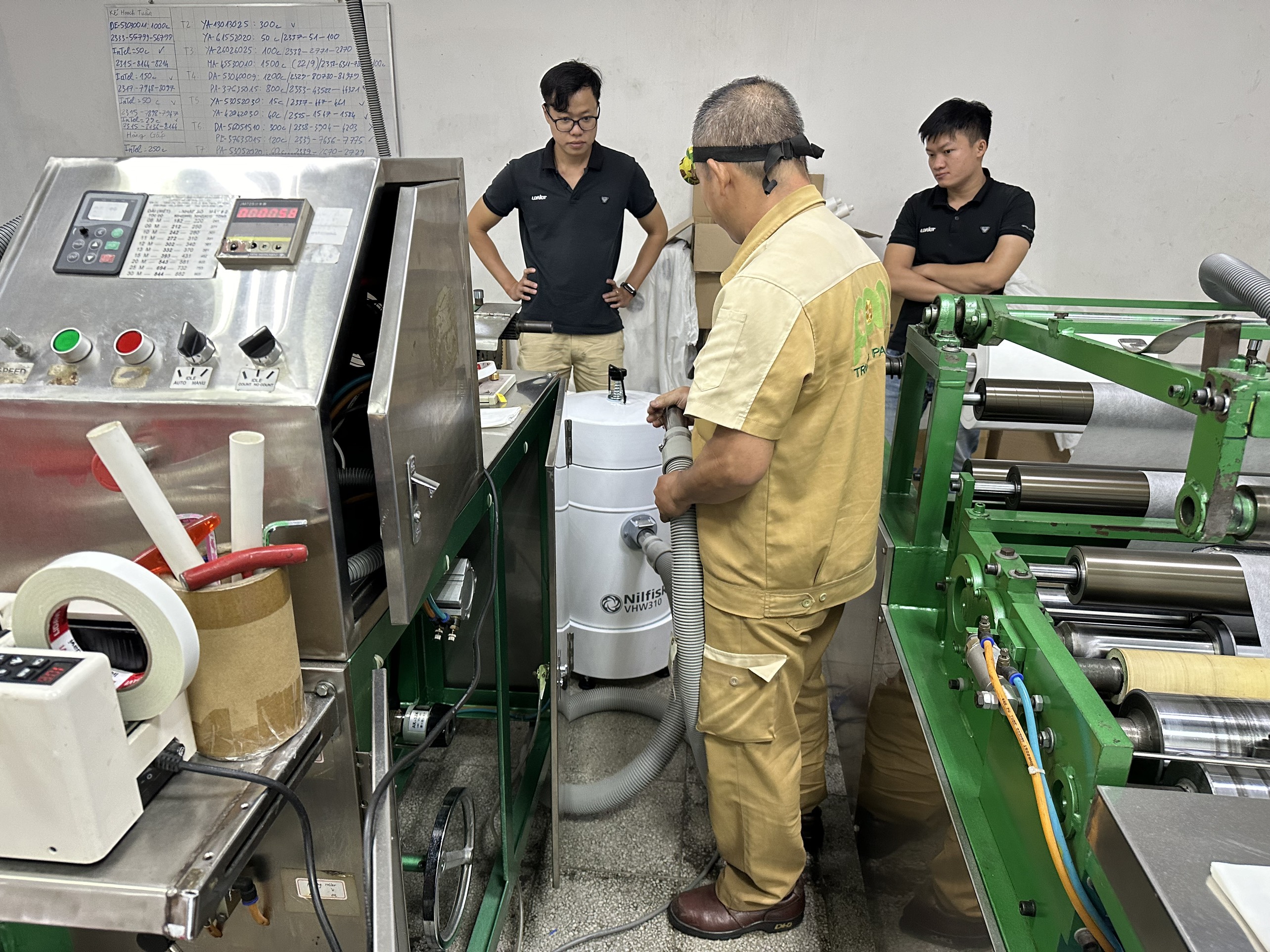 Bàn giao Máy hút bụi cho công ty sản xuất linh kiện điện tử