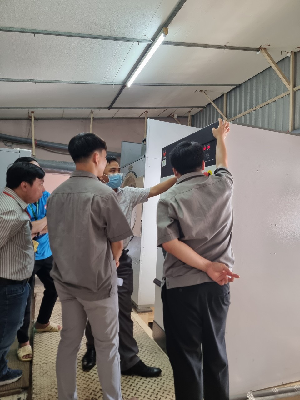 Bàn giao và hướng dẫn sử dụng Máy giặt y tế cho Bệnh viện Hồng Đức