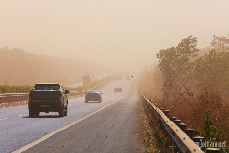 Bụi mịn trên cao tốc: Ảnh hưởng nghiêm trọng đến giao thông và sức khỏe con người