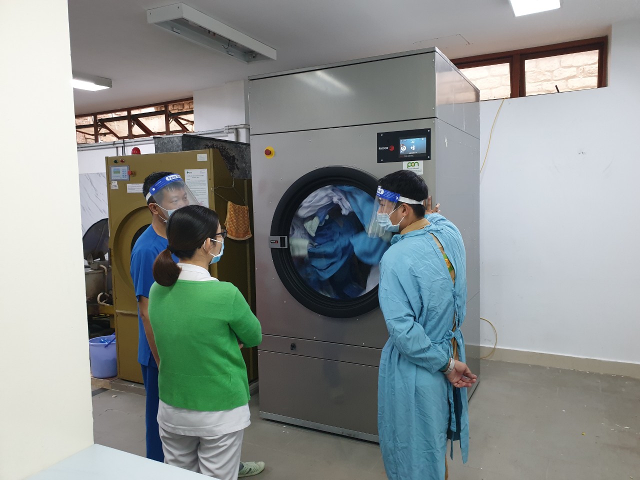 Tại sao nên sử dụng máy giặt công nghiệp ở bệnh viện, cơ sở y tế?