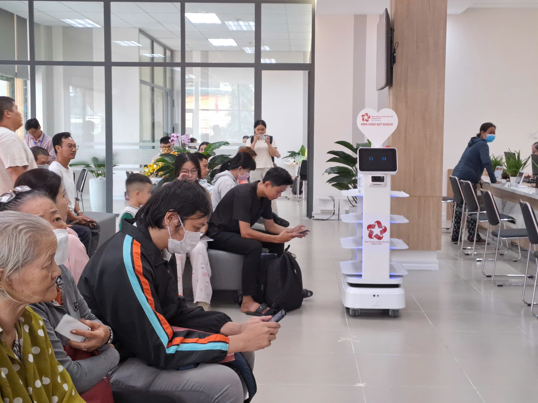 Robot thông minh tại phường Thủ Đức – Dấu ấn công nghệ trong ngày đầu chính quyền mới đi vào hoạt động