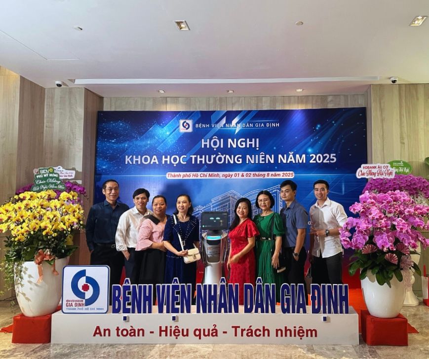Robot lễ tân tạo điểm nhấn công nghệ tại hội nghị khoa học của Bệnh viện Nhân Dân Gia Định 2025