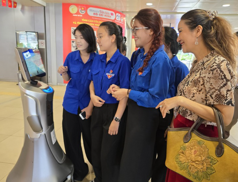 Robot lễ tân Pan Robotics góp mặt tại sự kiện quảng bá văn hóa Metro Thủ Đức