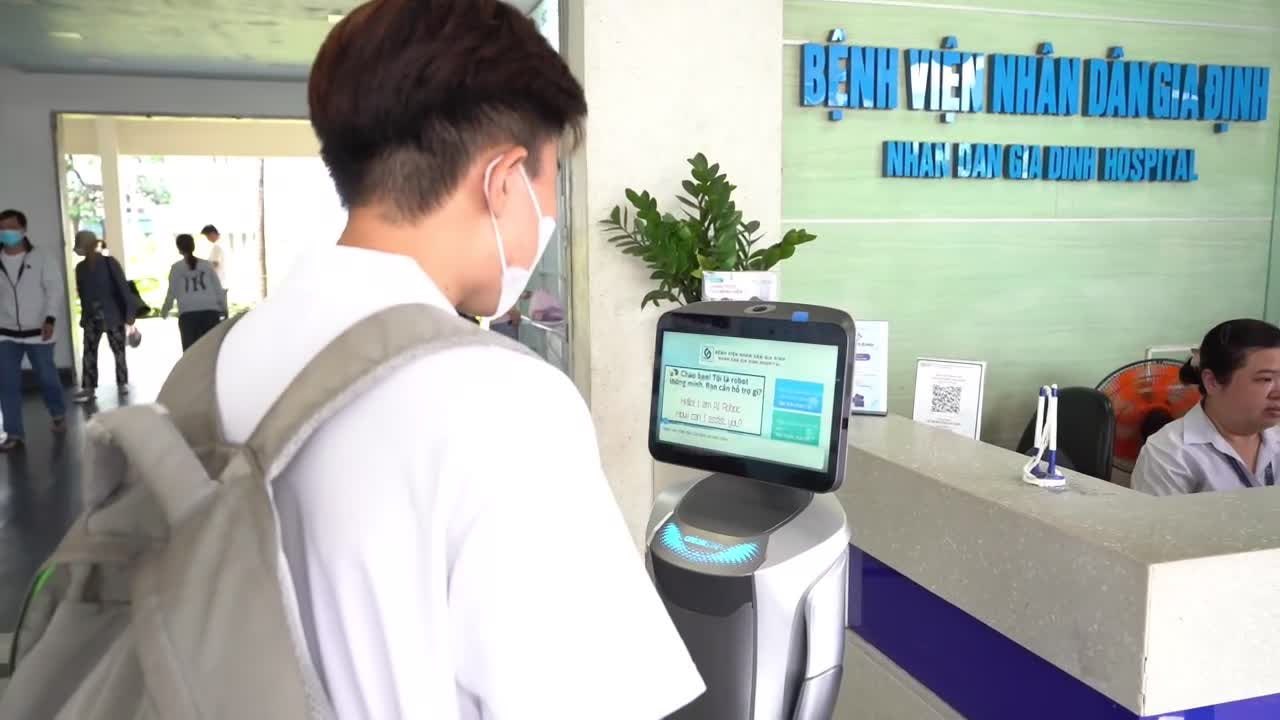 Bệnh viện Nhân Dân Gia Định thí điểm robot lễ tân hỗ trợ bệnh nhân