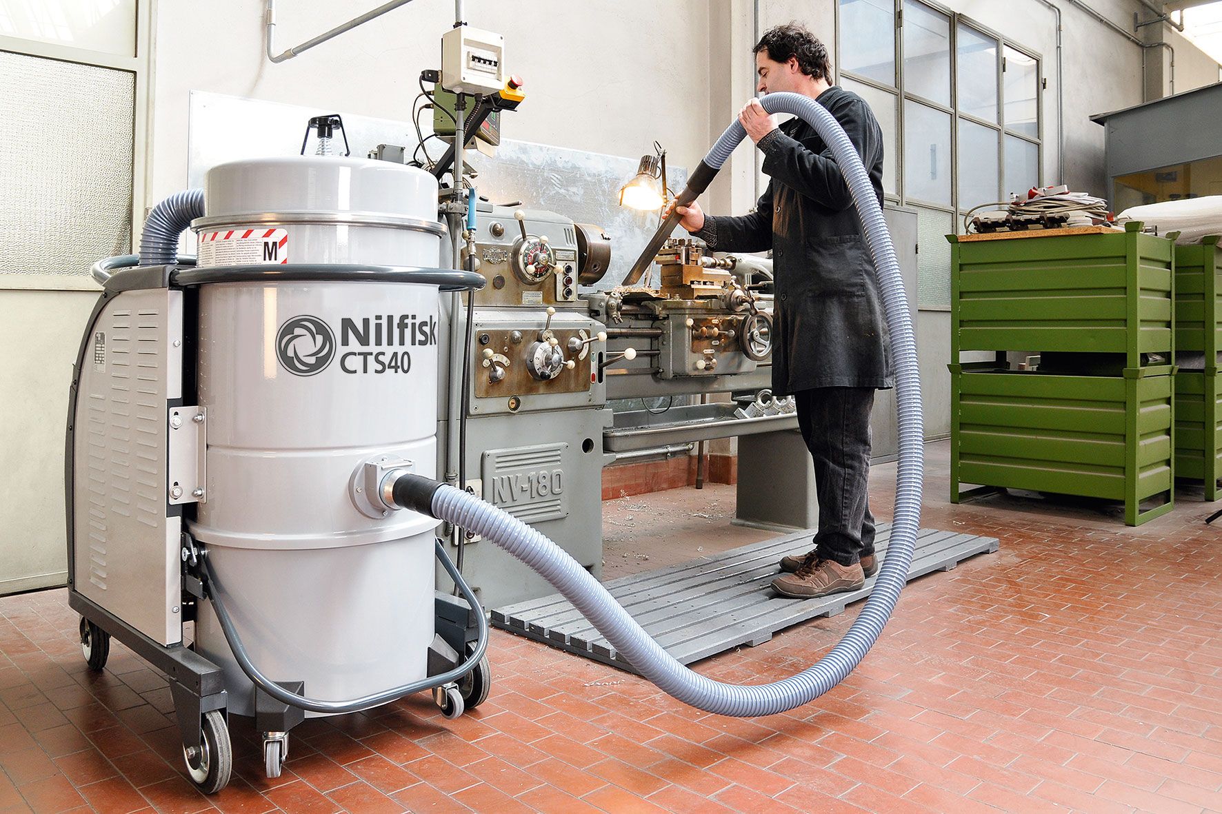 Ứng dụng máy hút bụi Nilfisk CTS40 trong vệ sinh nhà máy theo chuẩn GMP Nhân viên vận hành máy hút bụi công nghiệp Nilfisk CTS40 tại khu vực sản xuất